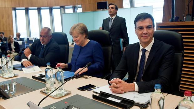 Lo spagnolo Pedro Sanchez con Angela Merkel a Bruxelles.