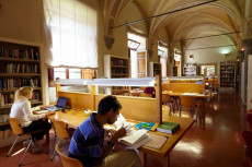 Scuola Superiore Sant'Anna di Pisa, studenti in biblioteca.