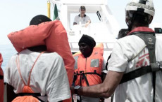 i migranti a bordo dell'Aquarius con giubbotti salvagente.