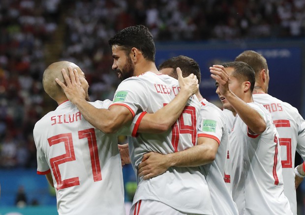 Gli spagnoli ringraziano Costa per il gol della vittoria sull'Iran.
