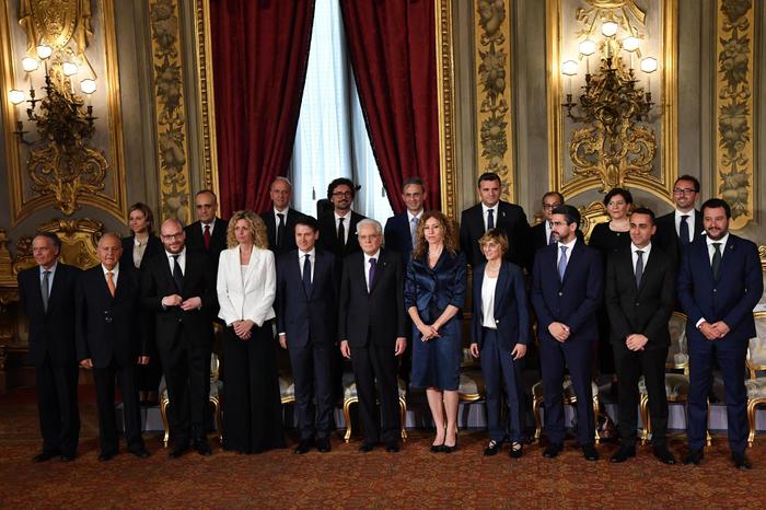 La foto di gruppo della squadra di Governo con il presidente della Repubblica Sergio Mattarella (al centro) al Quirinale,