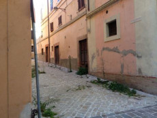 Case lesionate nella zona rossa di Camerino un anno dopo il sisima di fine ottobre.