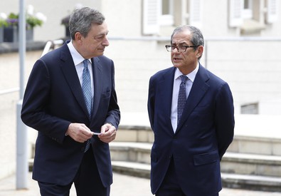 Mario Draghi con il ministro dell'Economia italiano Tria.