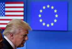Il presidente americano Donald Trump, e sullo sfondo la bandiera Usa e quella dell'UE.