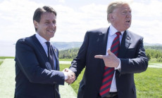 Trump e Conte si stringono la mano, mentre il presidente Usa indica l'italiano.