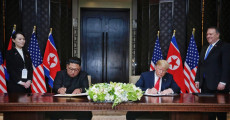 Il momento della storica firma del documento da parte di Kim e Trump