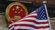 Bandiera americana sventola sullo stemma della Cina.