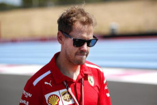 Sebastian Vettel camminando sul circuito di Le Castellet