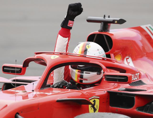 Vette a bordo della sua Ferrari saluta dopo la vittoria nel GP del Canada.