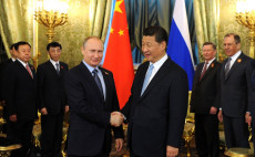 Vladimir Putin e Xi Jinping: si stringono le mani in Cina.
