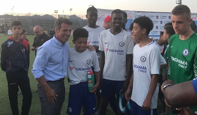Nella foto Gianfranco Zola insieme ad alcuni ragazzi del Chelsea, protagonisti del torneo di Oliena