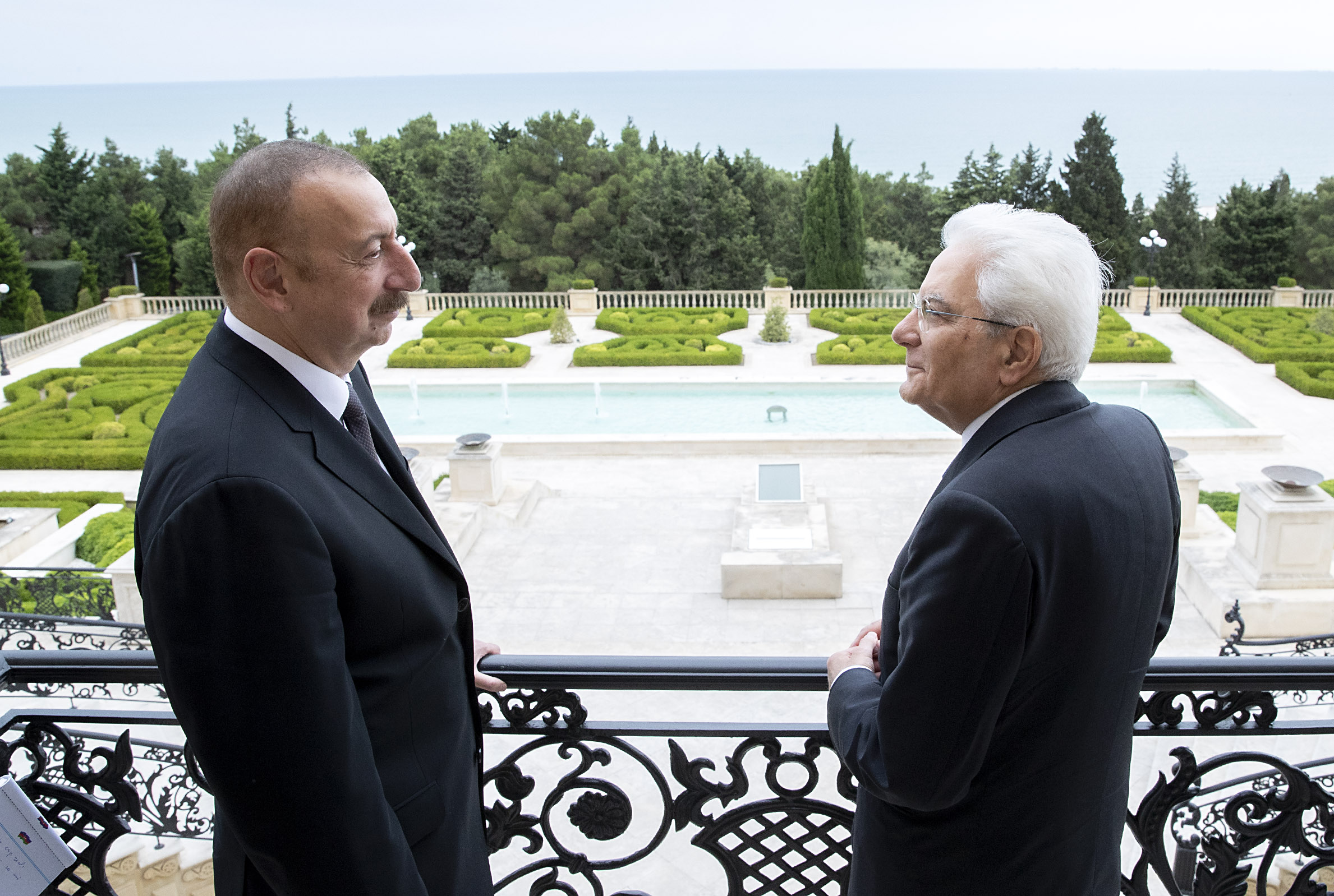 Il Presidente della Repubblica Sergio Mattarella con il Presidente della Repubblica dell’Azerbaigian Ilham Aliyev, sul terrazzo del palazzo presidenziale con vista giardini.