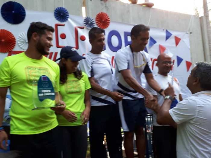 Gli allenatori del CIV di Caracas ricevono il trofeo di vincitori