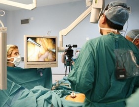 Un hombre doctor mientras efectua una cirugia
