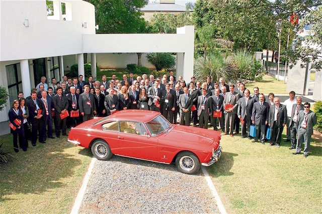 Dirigenti e fornitori dell'azienda Basso tutti intorno ad una Ferrari 250 GTE