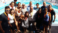 I nuotatori del team Master Evolution posano a bordo vasca con le medaglie appena conquistate