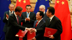 Funzionari dell'Ue stringono la mano a quelli cinesi nell'incontro commerciale tra Cina e UE