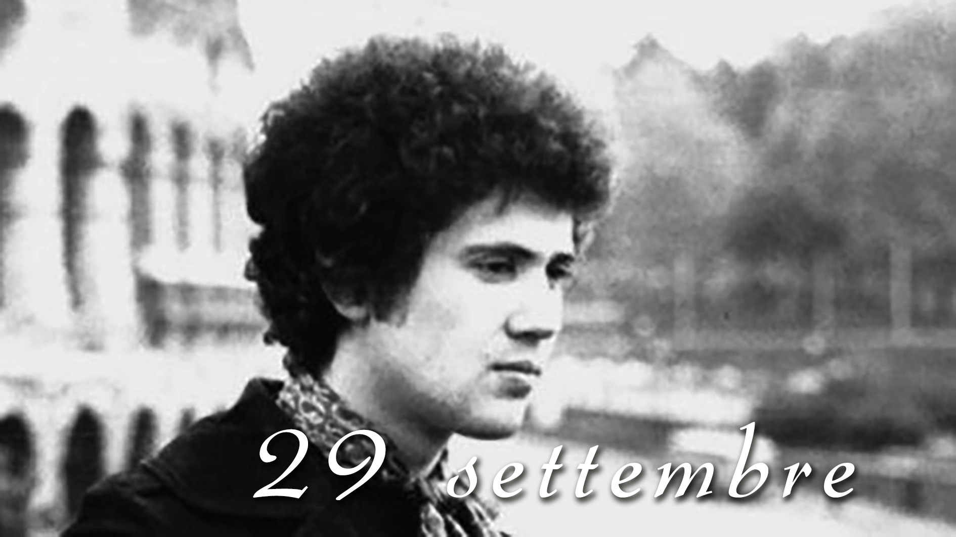 Un foto in bianco e nero di Lucio Battisti in primo piano con il titolo della sua "29 settembre"