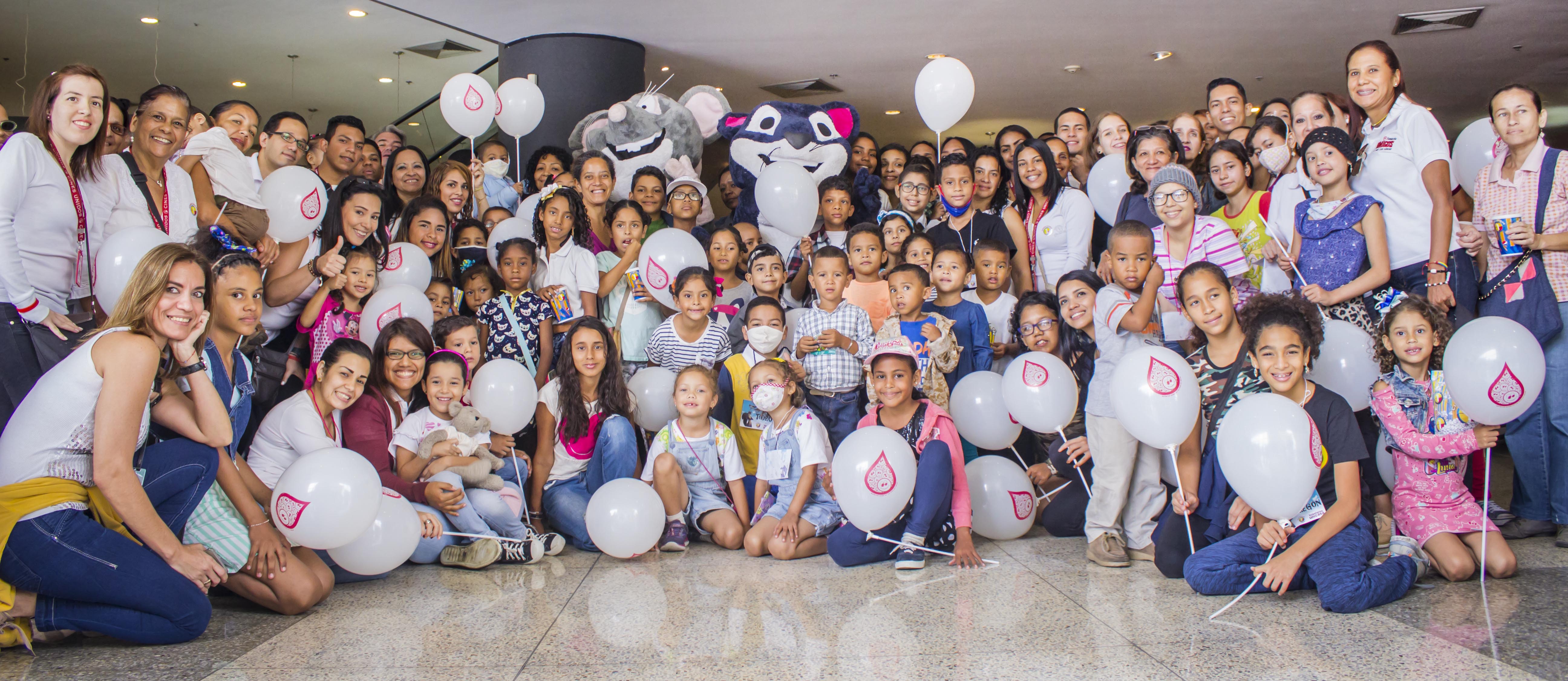 Imagen de un grupo de niños y organizadores de Fundación Amigos de NIños con Cancer y Gotas de Ayuda