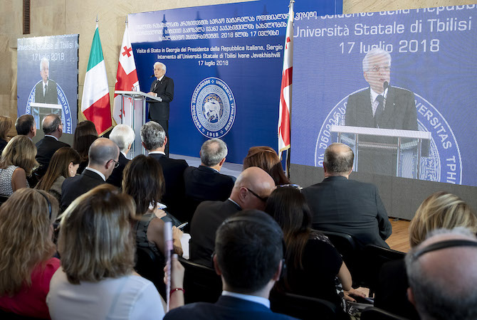 Il Presidente della Repubblica Sergio Mattarella con in occasione dell’intervento all’Università Statale di Tbilisi, dal podio durante il suo intervento. Alle spalle schermi giganti.