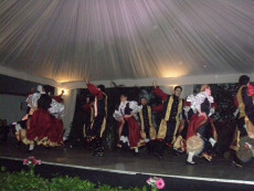 Con trajes regionales, bailes típicos donde no pudo falta la tarantela y música de los clásicos inolvidables de San Remo, el Giro d´Italia en Caracas sigue desertando nostalgias y estimulando el emprendimiento de los italianos en Venezuela