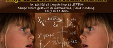Nell'immagine due bambine si guardano di fronte e sullo sfondo formule matematiche