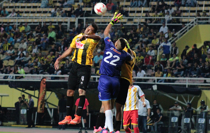 Un contrasto aereo tra un giocatore del Táchira ed il portiere del Deportivo Anzoátegui.