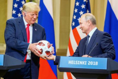 Donald J. Trump riceve il pallone della Coppa del Mondo 2018 FIFA dal presidente russo Vladimir Putin