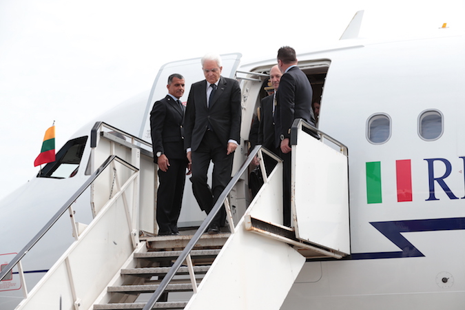 Il Presidente Sergio Mattarella al suo arrivo all'aeroporto di Vilnius in occasione della Visita di Stato nella Repubblica di Lituania.