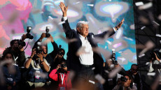 Andrés Manuel López Obrador festeggia l'elezione a presidente del Messico.
