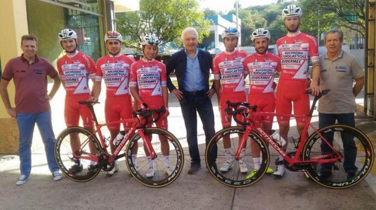 Gianni Di Savio posa insieme al team che parteciperá alla Vuelta a Venezuela
