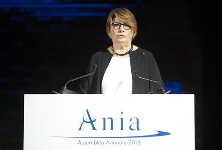 La presidente dell'Ania, Maria Bianca Farina, durante l'assemblea annuale, interviene dal podio.
