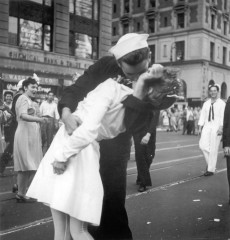 l'iconica foto del bacio tra il marinaio e l'infermiera in Manhattan's Times Square, a New York City per celebrare la fine della Seconda Guerra Mondiale.