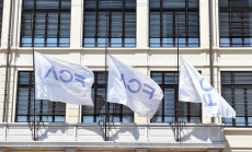 Tre bandiere FCA della palazzina FIAT Lingotto a mezz'asta per la notizia della morte di Sergio Marchionne.
