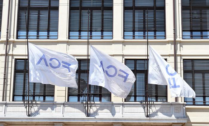 Tre bandiere FCA della palazzina FIAT Lingotto a mezz'asta per la notizia della morte di Sergio Marchionne.