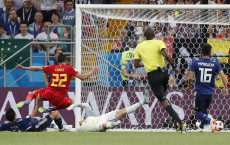 Il belga Nacer Chadli, a sinistra nella foto, segna il gol della vittoria del Belgio sul Giappone.