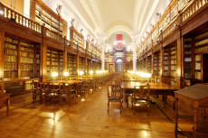 Una vista interna della Biblioteca Universitaria di Bologna