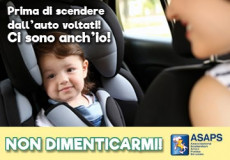 Il poster della campagna "Non dimenticarmi" con un bimbo seduto sul seggiolino in auto.