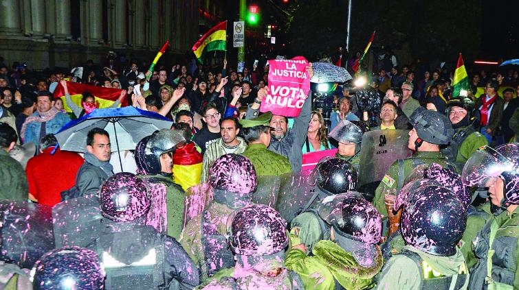 Bolivia: manifestanti contro la ricandidatura di Morales bloccati dall'esercito.
