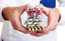 Una selezione di farmaci tenuta da due mani