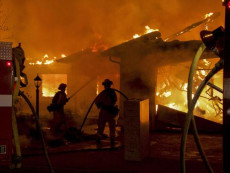 Nella notte pompieri cercano di spegnere un incendio in California.