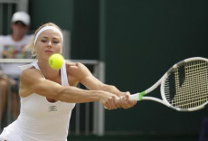 Un rovescio di Camila Giorgi contro Ekaterina Makarova al Wimbledon Tennis Championships