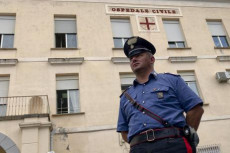 L'ospedale di Sessa Aurunca, nel Casertano. In primo piano un carabiniere.