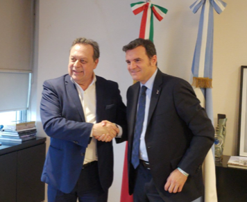 Il ministro Gian Marco Centinaio stringe la mano al ministro del Turismo argentino Gustavo Santos.