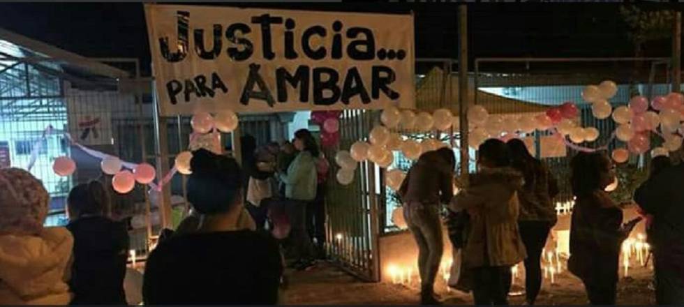 "Justicia para Ambar", un cartellone all'entrata della scuola frequentata dalla vittima.