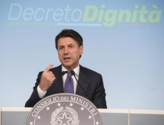 Il primo Ministro Giuseppe Conte in conferenza stampa durante la presentazione del Decreto dignità.