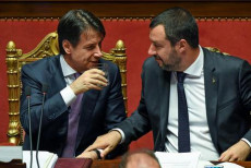 Il ministro Matteo Salvini (D) con il presidente del Consiglio dei Ministri  Giuseppe Conte, in aula del Senato