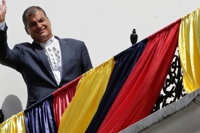 Rafael Correa saluta da un balcone imbandierato