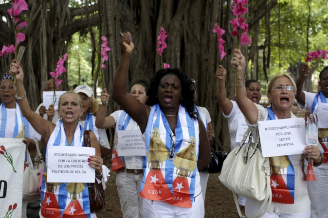 Donne di bianco con stola con i colori della bandiera cubana.