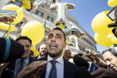 Luigi Di Maio festeggia a Montecitorio, insieme a senatori e deputati del M5s, e tanti palloncini gialli.